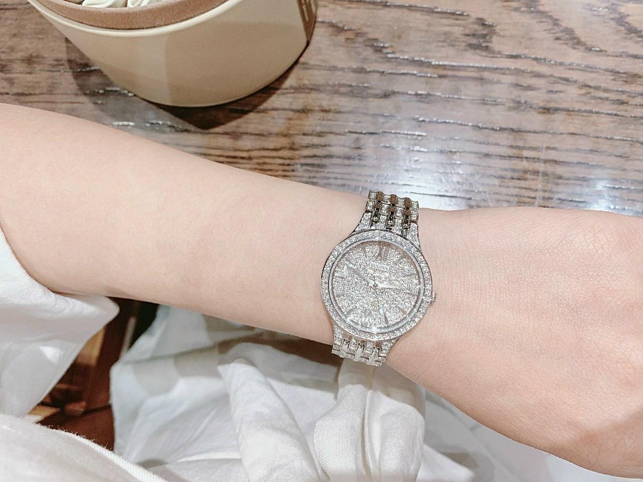 BulovaThiết kế sang trọng với 440 viên đá Swarovski