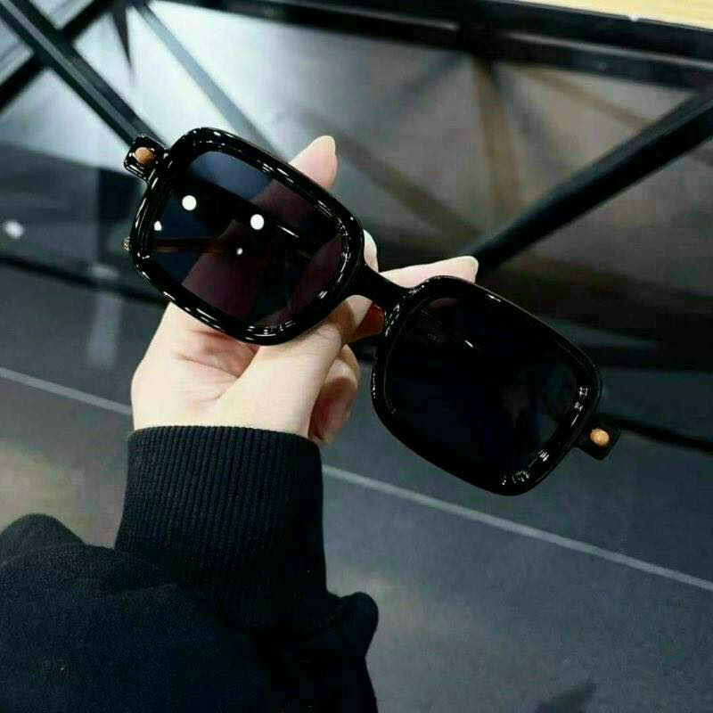 Kính đẹp có 2 màu đen và nâu khói