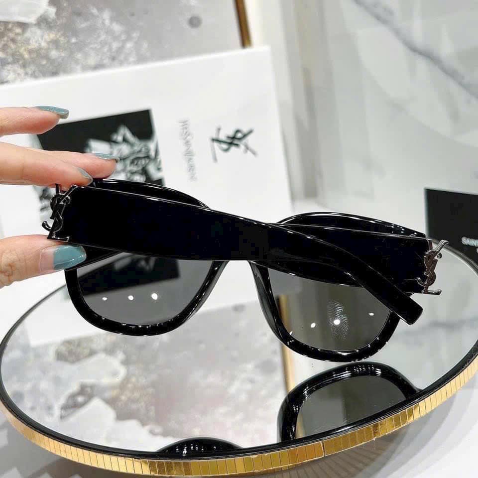 Kính thuộc loại unisex - dành cho cả nam và nữ