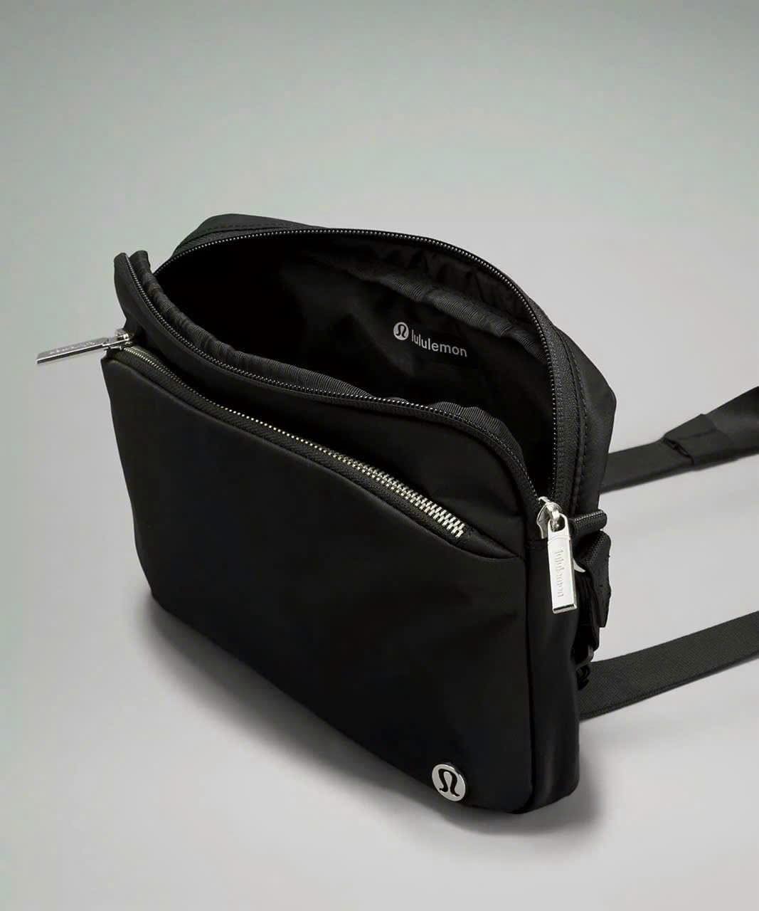 Một chiếc túi đeo chéo của Lululemon