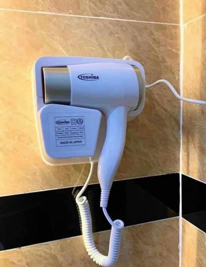 MÁY SẤY TÓC TREO TƯỜNG TOSHIBA hàng bãi nhật tuồn siêu thị ra còn mới 99%