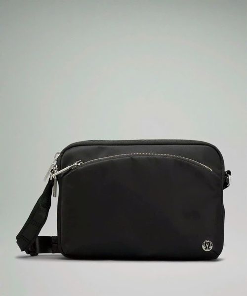 Một chiếc túi đeo chéo của Lululemon