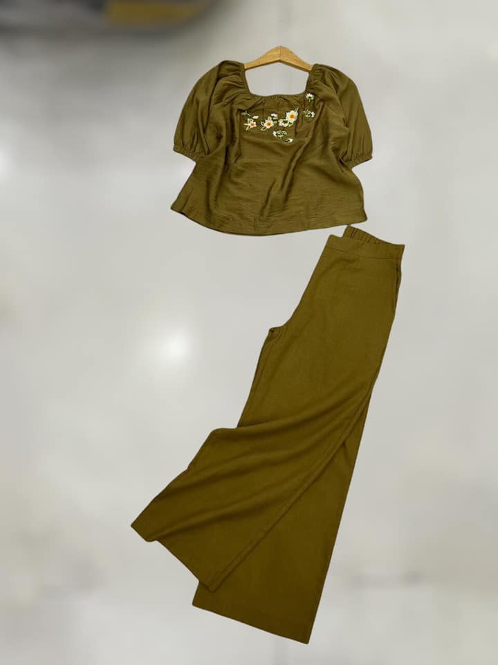 Set bộ áo tơ thêu và quần dài linen gân ống rộng