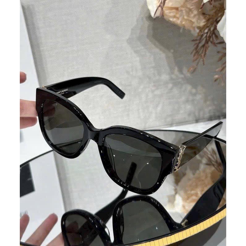 Kính thuộc loại unisex - dành cho cả nam và nữ