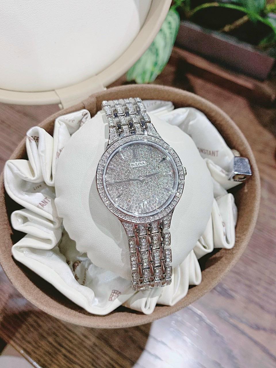 BulovaThiết kế sang trọng với 440 viên đá Swarovski
