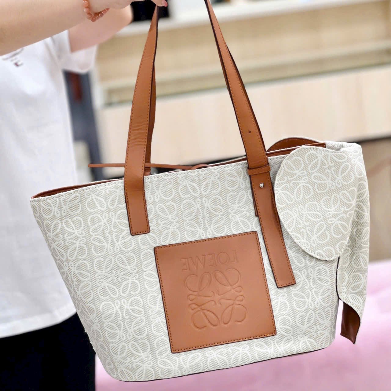 LEWE cập bến với mẫu tote vintage sang – tinh tế