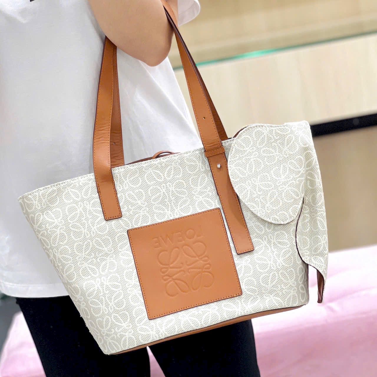 LEWE cập bến với mẫu tote vintage sang – tinh tế