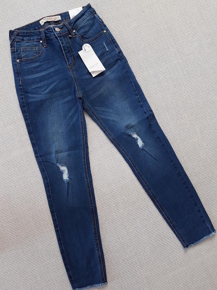 Jeans ZR 9t rách nhẹ lưng cao, thêu bướm, tua lai.