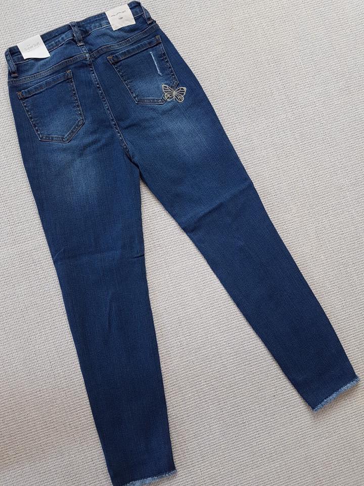 Jeans ZR 9t rách nhẹ lưng cao, thêu bướm, tua lai.