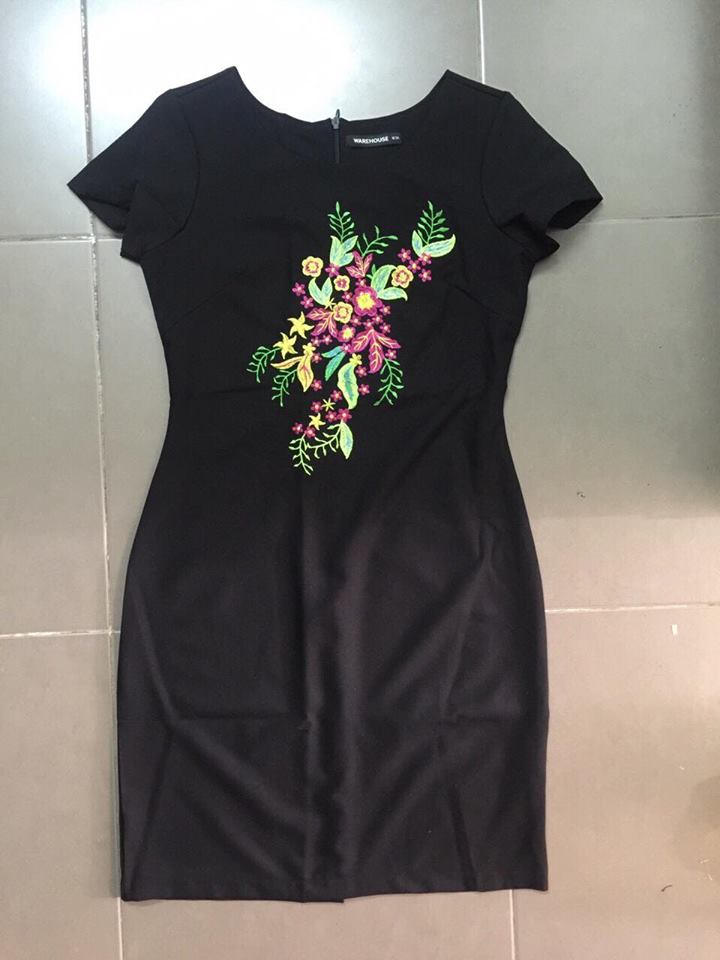 Đầm công sở thêu form suôn nhẹ.