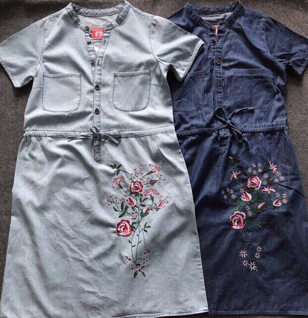 Đầm denim thêu nhấn eo