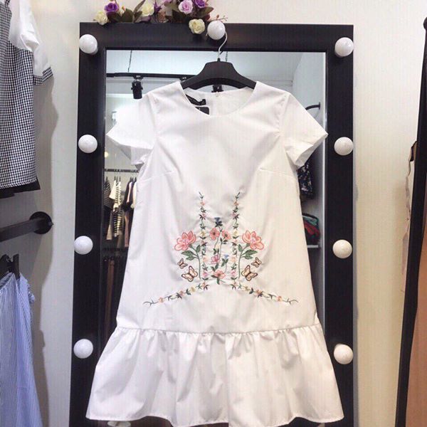 Đầm đuôi cá thêu sắc sảo