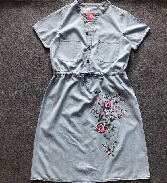 Đầm denim thêu nhấn eo