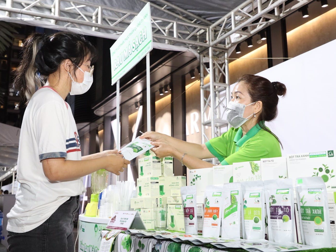 Không khí rộn ràng với hơn 500 gian hàng tại