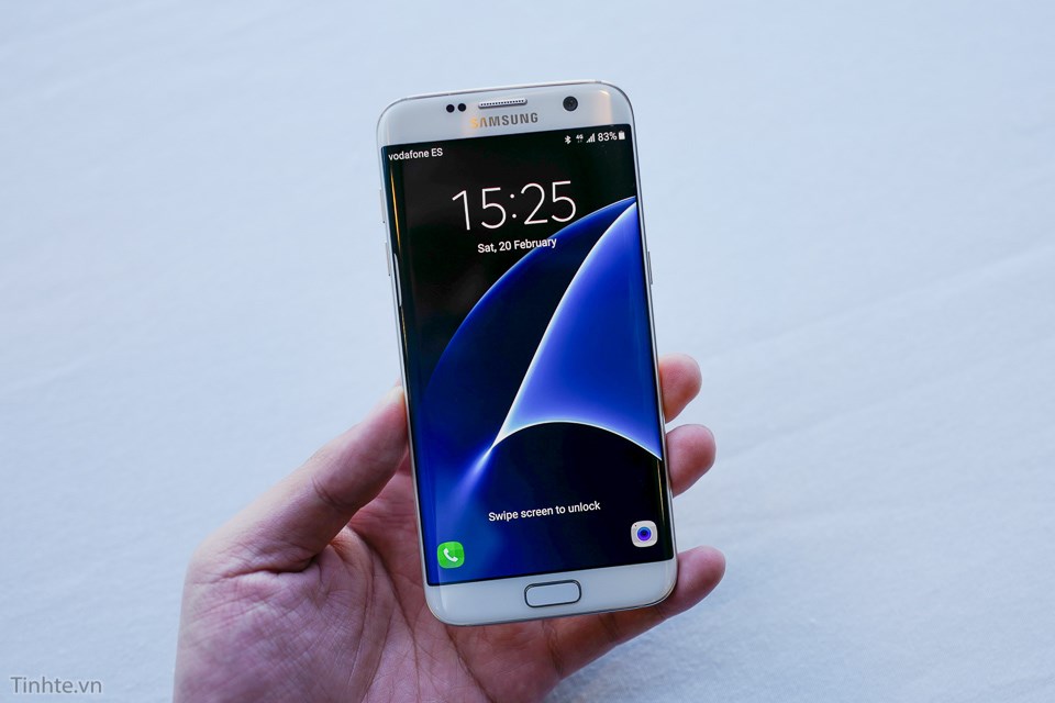 Trên tay Samsung Galaxy S7 edge: tản nhiệt chất lỏng, không còn bị cấn như Galaxy Note 5