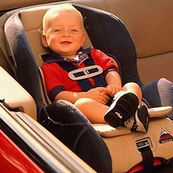 Có nên cho trẻ nhỏ ngồi ghế trước ô tô hay không?
