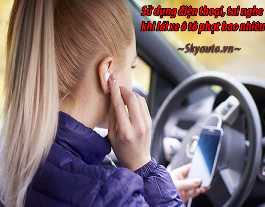 Dùng điện thoại đeo tai nghe khi lái xe phạt bao nhiêu?