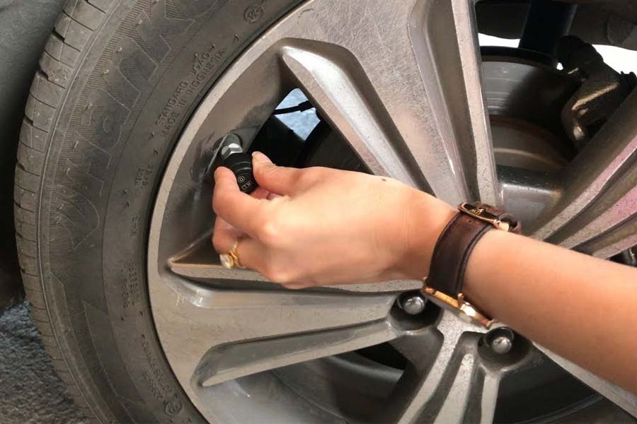 Hướng dẫn thay van cảm biến áp suất lốp cho xe ô tô