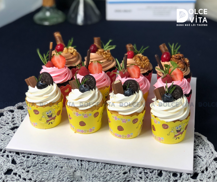 [312] Set 12 cupcake trang trí kem và dâu tây đẹp mắt