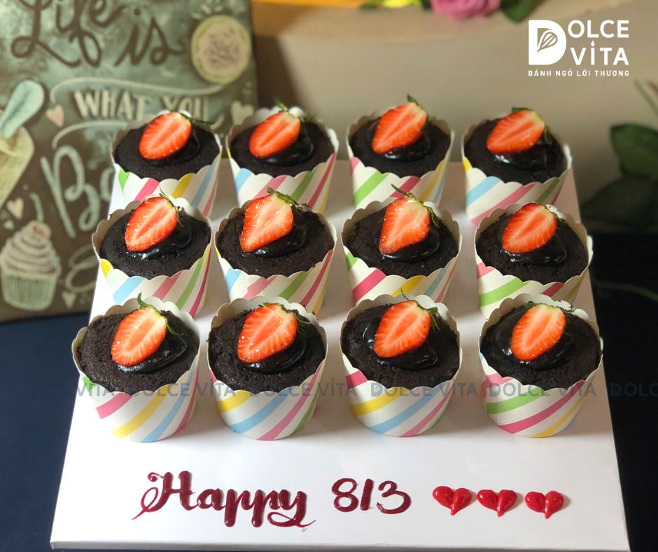 246 - Set 12 cupcake brownie trang trí dâu tây