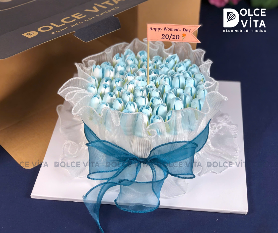 Bánh Berry cake 14cm trang trí bó hoa tulip màu xanh - món quà vừa đẹp vừa ngon