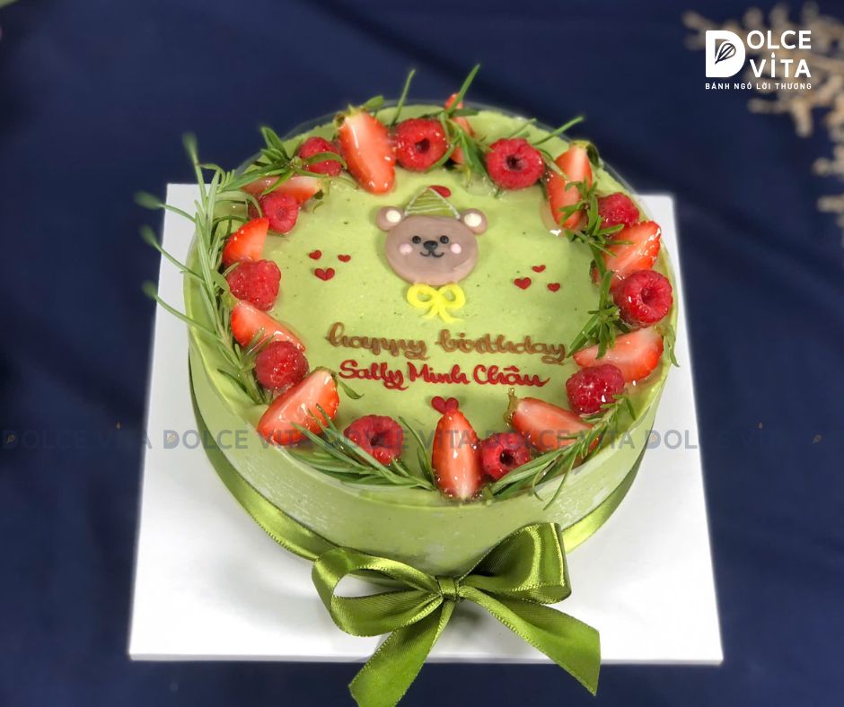 [1824] Bánh sinh nhật trà xanh vẽ gấu - trang trí dâu tây và việt quất rực rỡ (45-70-80-100)