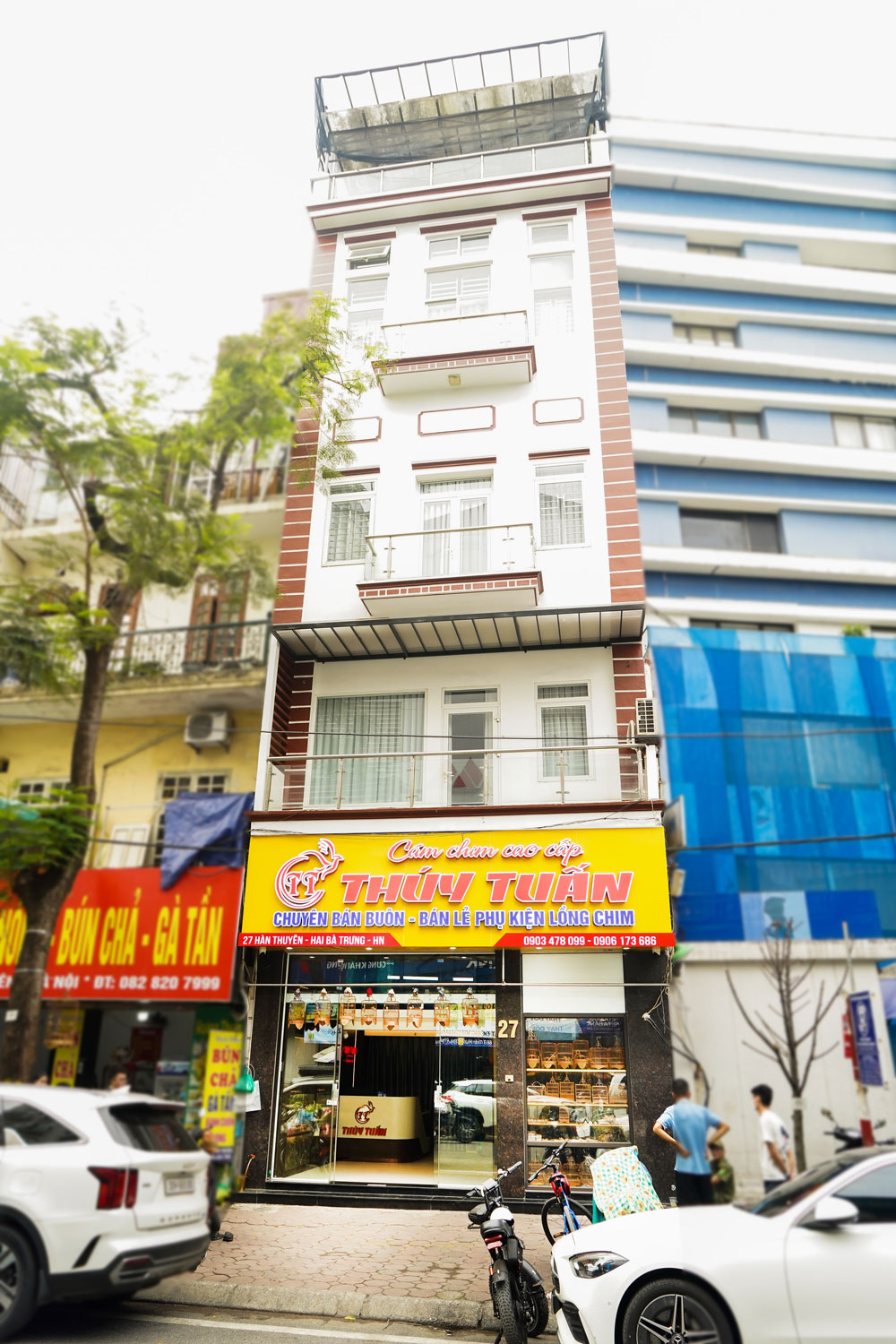 Mặt tiền sang trọng của thương hiệu cám chim quốc dân Thúy Tuấn tại số 27 Hàn Thuyên, Hai Bà Trưng, Hà Nội – điểm hẹn quen thuộc của giới nghệ nhân chim cảnh.