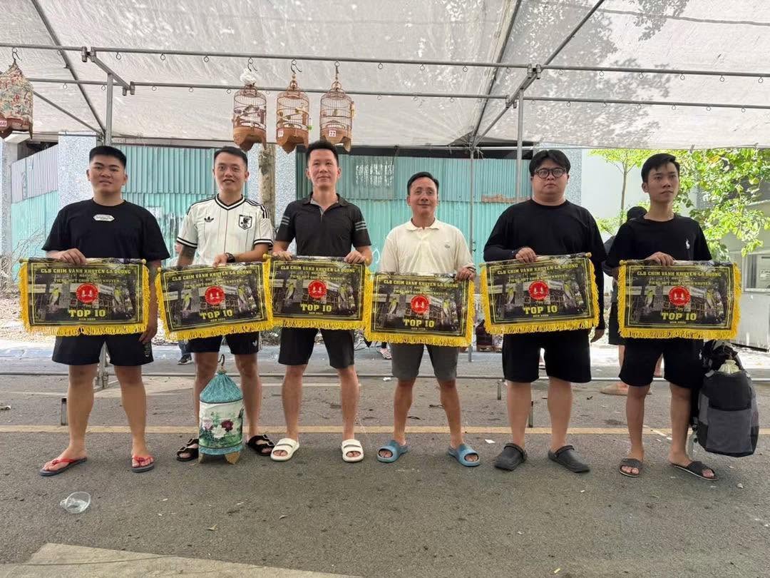 Nghệ nhân chúc mừng chim đạt giải quán quân cùng cám Thúy Tuấn