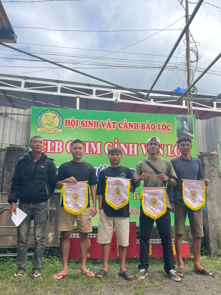 Đại diện câu lạc bộ chim cảnh vinh danh giải thưởng