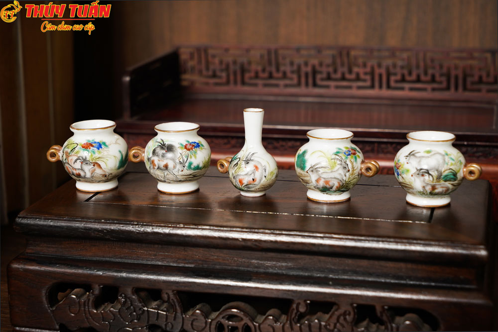 Phụ kiện cóng ăn và cầu đậu được làm sạch, phơi khô ráo giúp phòng ngừa triệt để bệnh nấm chân và mạt rận