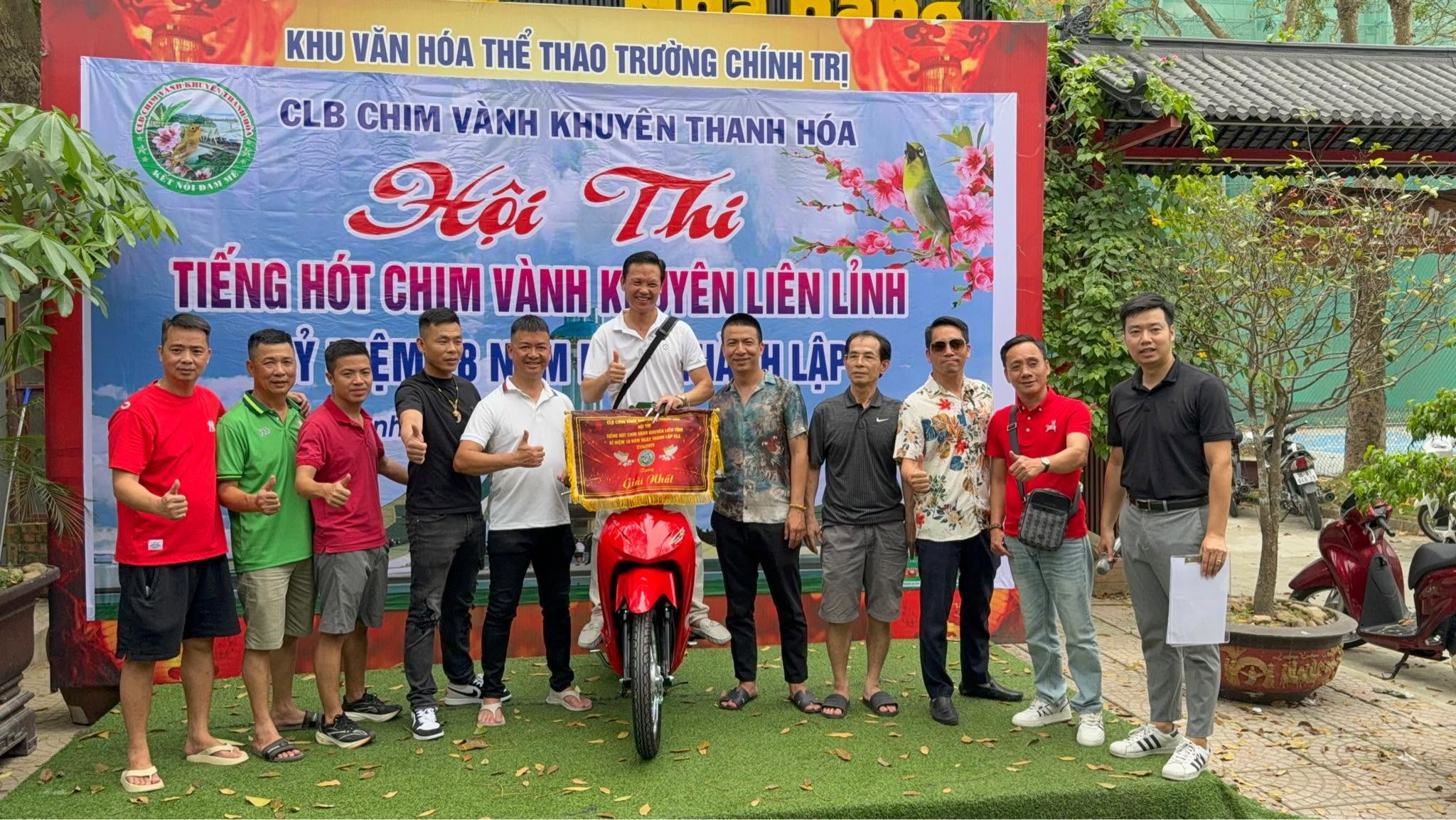 CEO Trần Anh Tuấn nhận cúp vàng danh giá tại Hội thi chim cảnh
