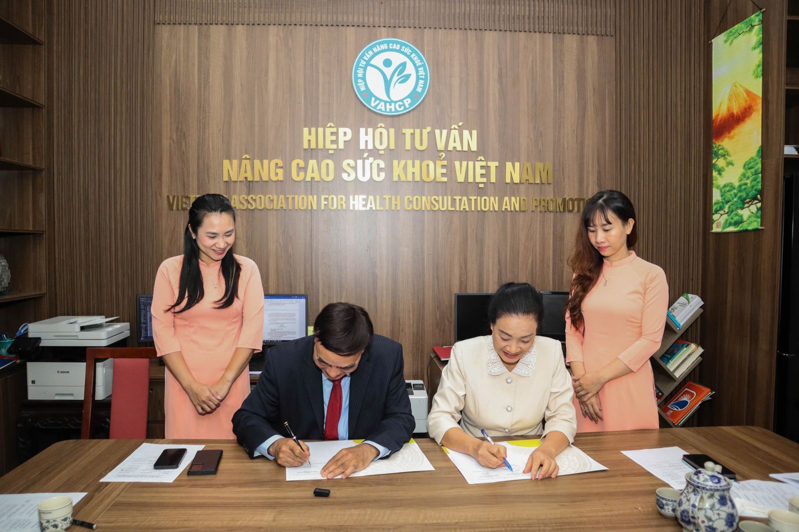 Lễ ký kết hợp tác giữa Hiệp hội Tư vấn Nâng cao Sức khỏe Việt Nam và BNC Medipharm