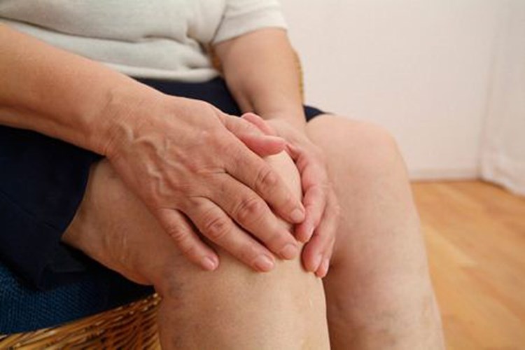 Cách chữa bệnh đau chân ở người già an toàn hiệu quả