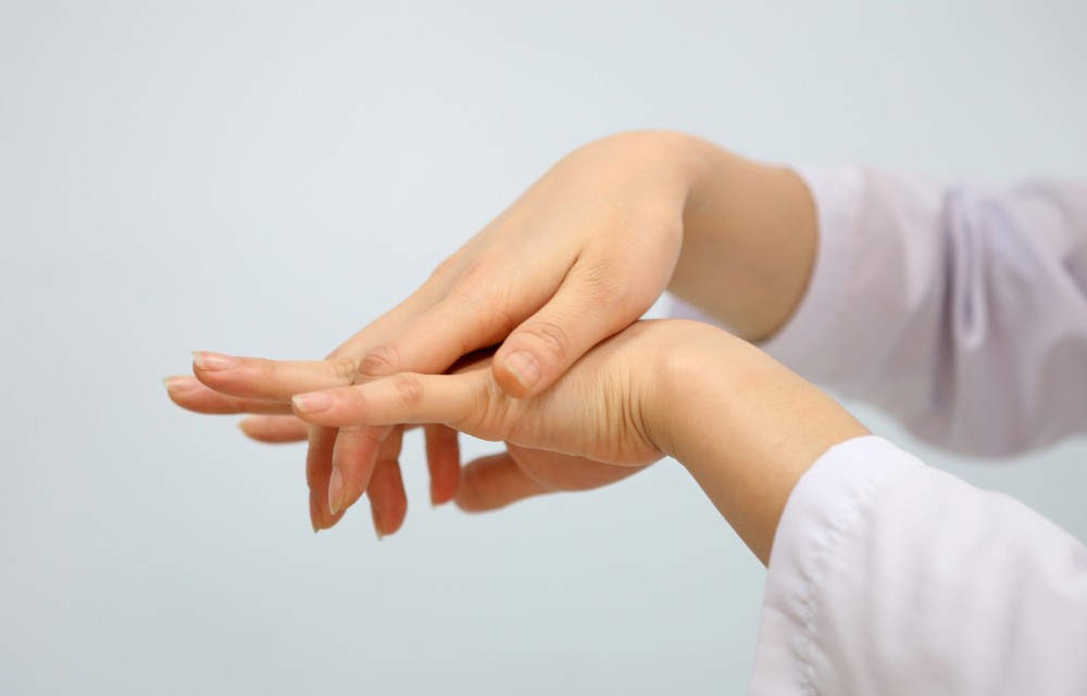 Cách điều trị đau nhức khớp tay chân an toàn hiệu qủa