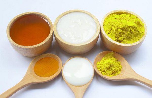 Cách làm mặt nạ sữa ong chúa và tinh bột nghệ như thế nào