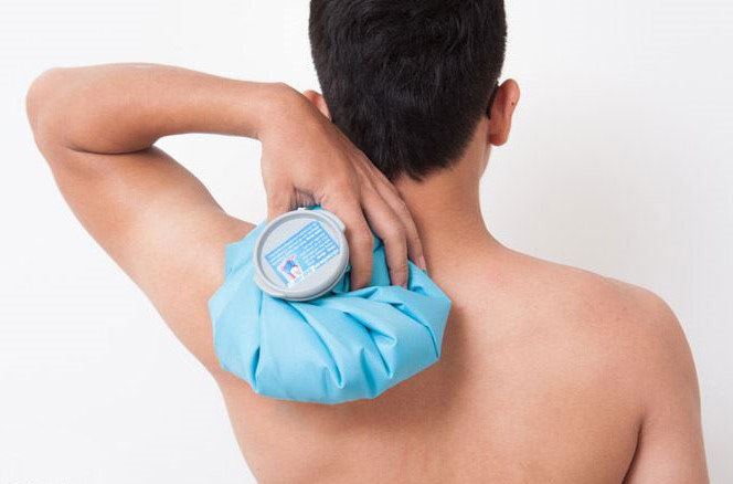 Nằm ngủ sai tư thế bị đau vai có sao không