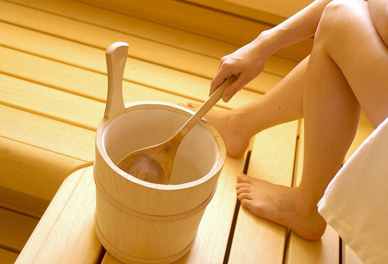  Trị trĩ bằng cách xông hơi, ngâm rửa hậu môn với nước lá thầu dầu tía