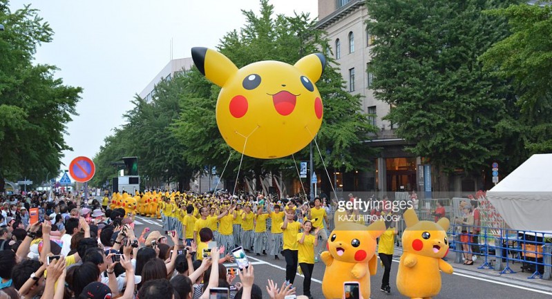 Mascot Pikachu diễu hành