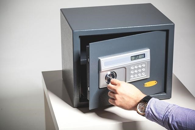 Lựa chọn đúng hướng đặt két sắt cho người tuổi Nhâm Tuất