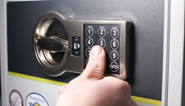 Chi tiết cách mở khóa két sắt điện tử khi bạn quên mật mã