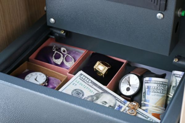 Vệ sinh két sắt thường xuyên giữ cho két sạch đẹp và mang lại nhiều lợi ích quan trọng