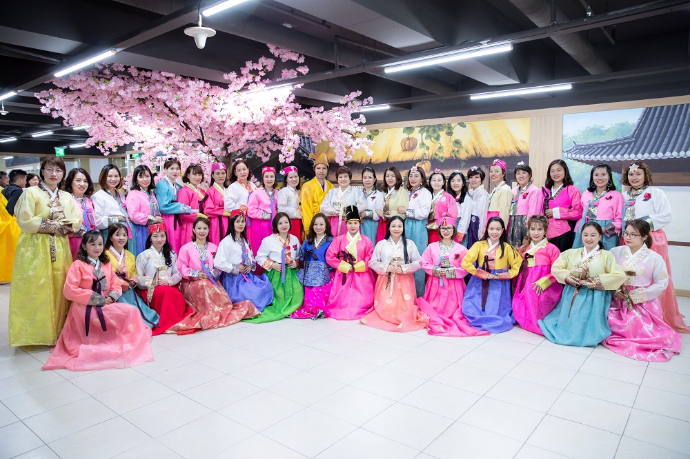 150 đại lý Hòa Bình Group gây “chao đảo” cộng đồng khi diện hanbok Hàn Quốc 1