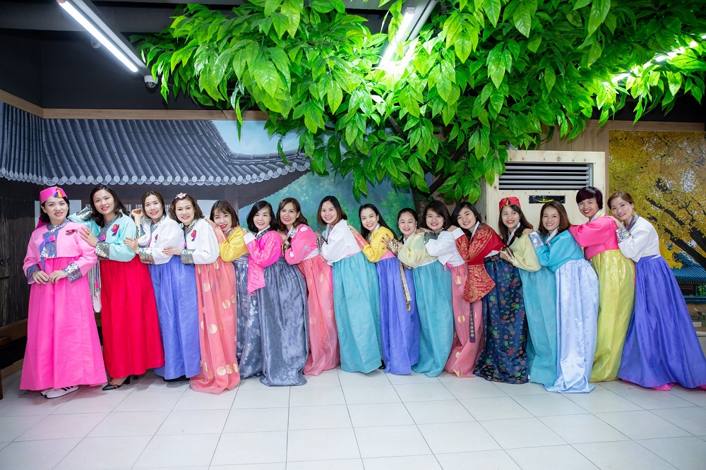 150 đại lý Hòa Bình Group gây “chao đảo” cộng đồng khi diện hanbok Hàn Quốc 2