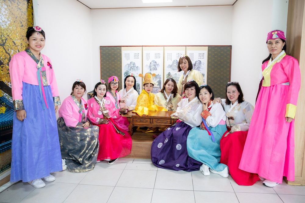 150 đại lý Hòa Bình Group gây “chao đảo” cộng đồng khi diện hanbok Hàn Quốc 3