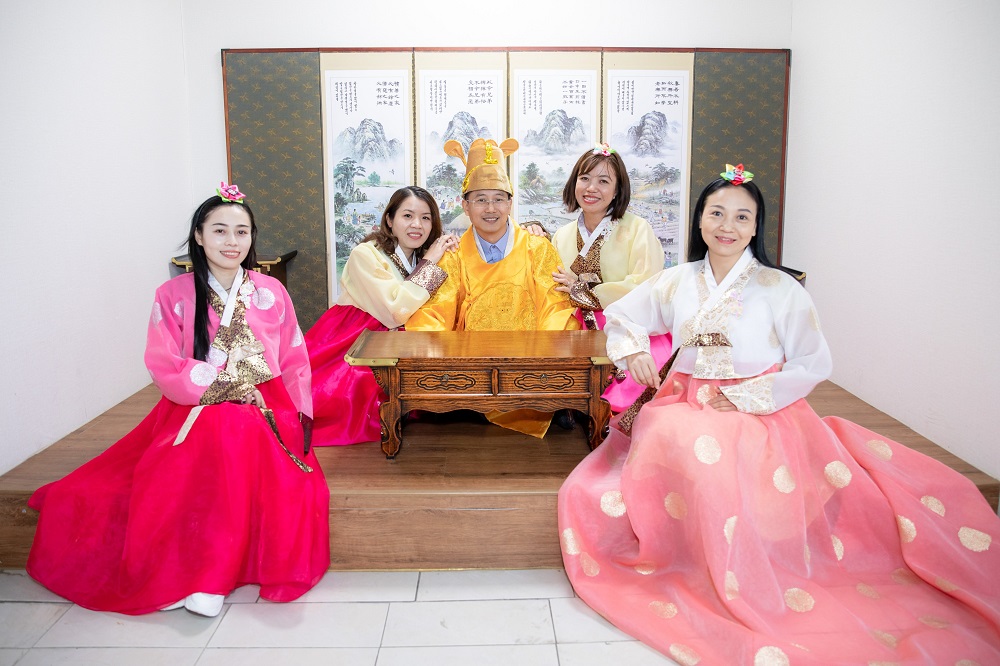 150 đại lý Hòa Bình Group gây “chao đảo” cộng đồng khi diện hanbok Hàn Quốc 6
