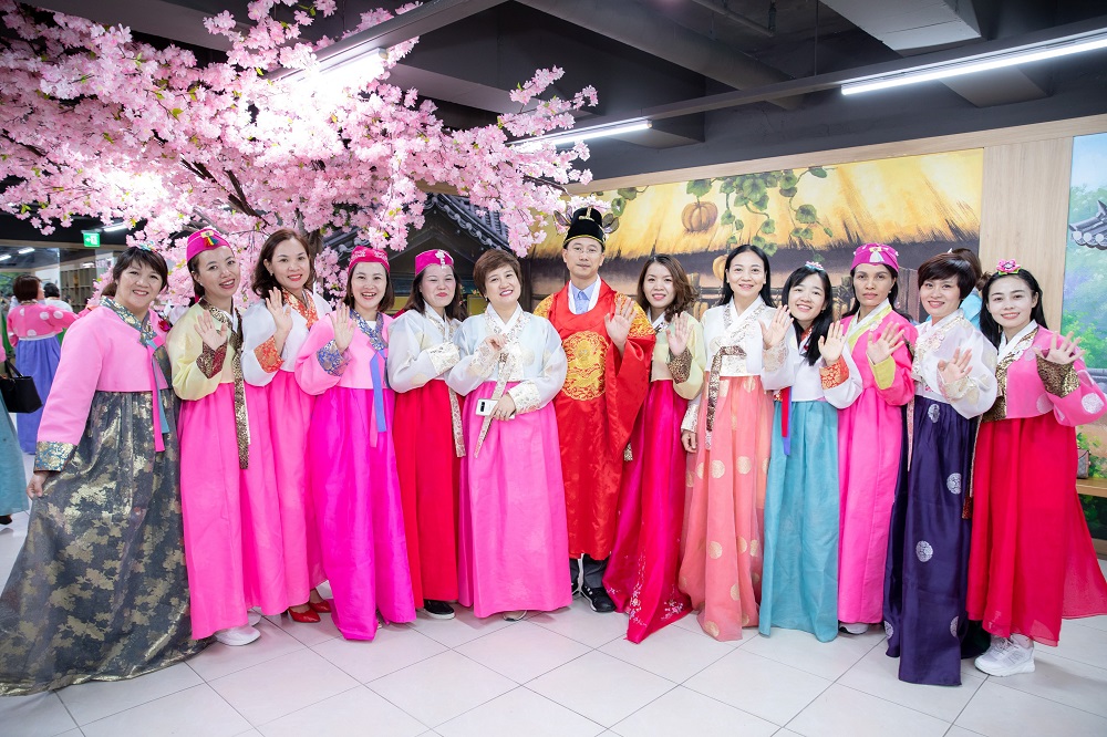 150 đại lý Hòa Bình Group gây “chao đảo” cộng đồng khi diện hanbok Hàn Quốc 7