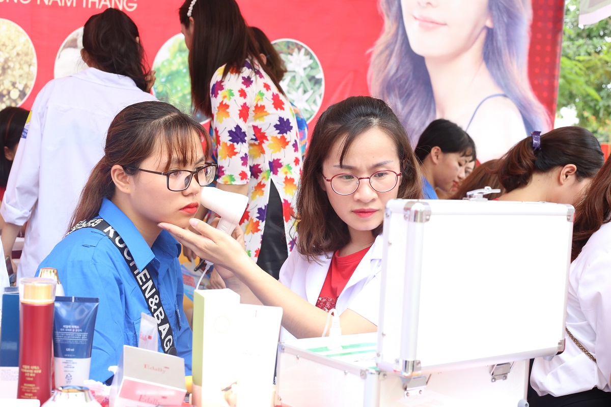 Thương hiệu mỹ phẩm Edally thu hút quan tâm tại Hội nghị gắn kết giáo dục nghề nghiệp 2019 - 12