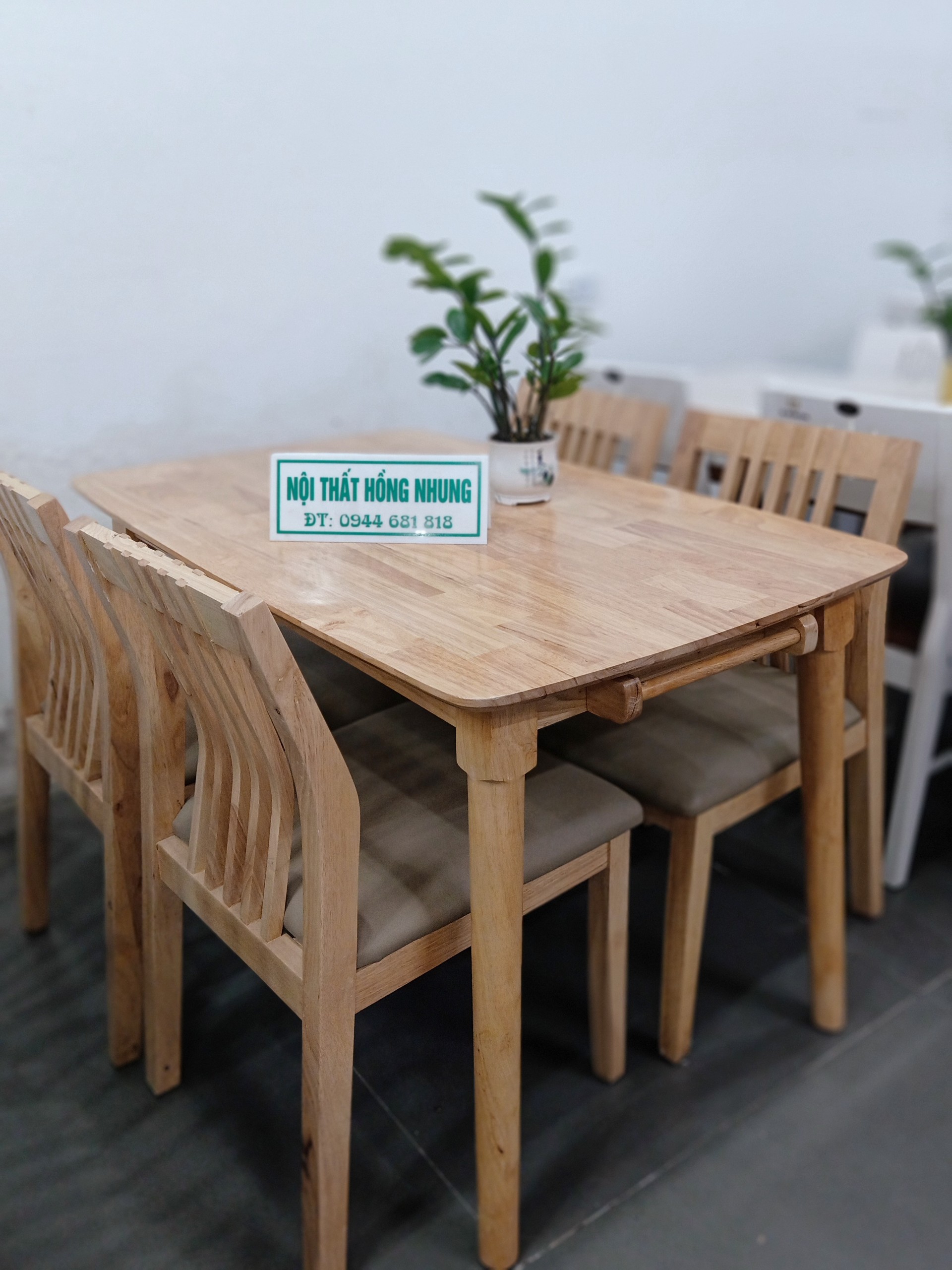 Bộ bàn ghế ăn gỗ cao su (4 ghế tựa nan) giá rẻ Lào Cai là sản phẩm phù hợp với những ai yêu thích một phong cách đơn giản và hiện đại. Với bộ ghế có tựa nan êm ái và bàn ăn với thiết kế đơn giản nhưng tinh tế, sản phẩm này sẽ làm cho không gian ăn uống trở nên ấm cúng và tiện nghi hơn bao giờ hết.