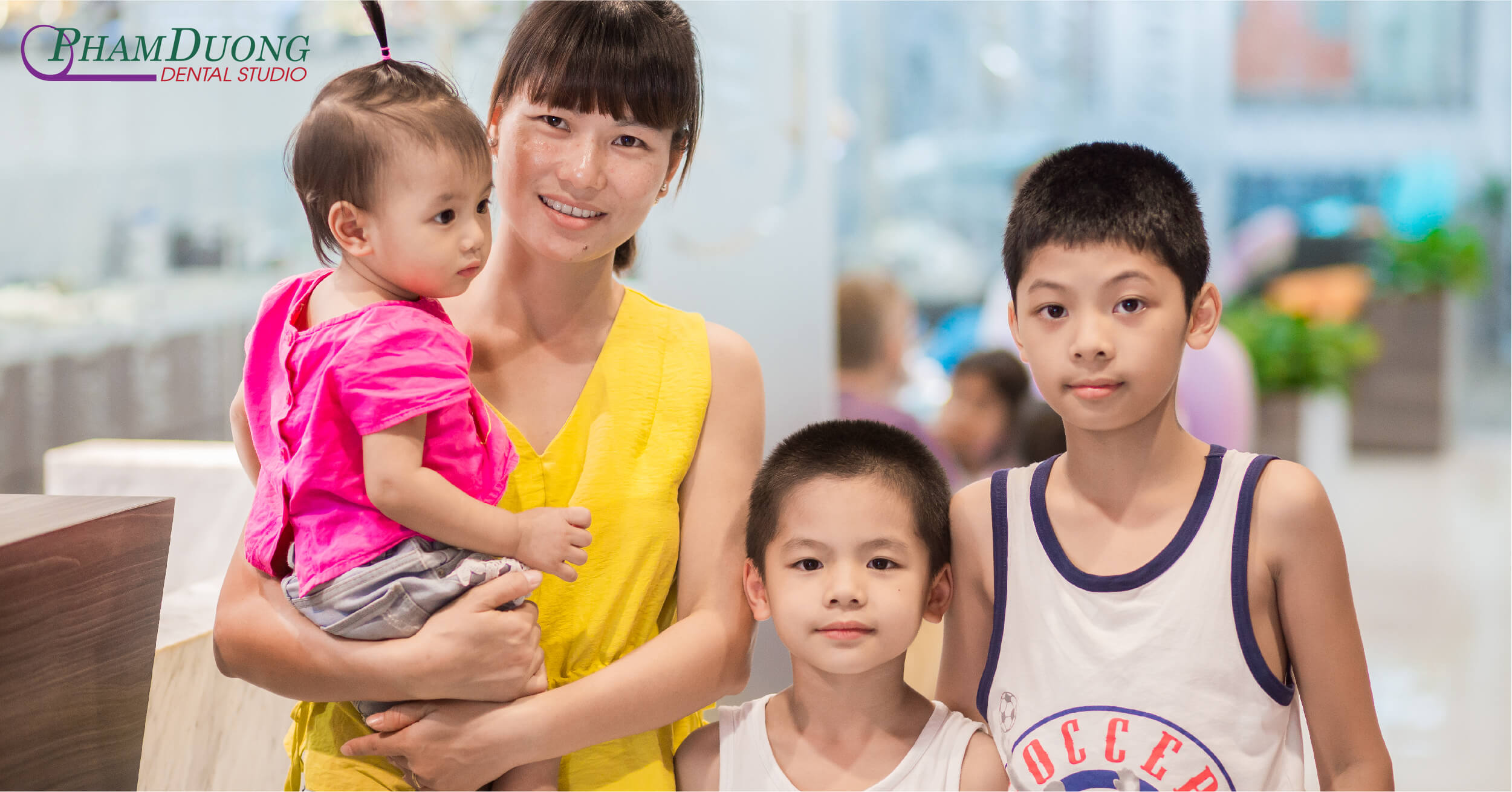 Bé Nguyễn Thế Chính cùng mẹ và hai em