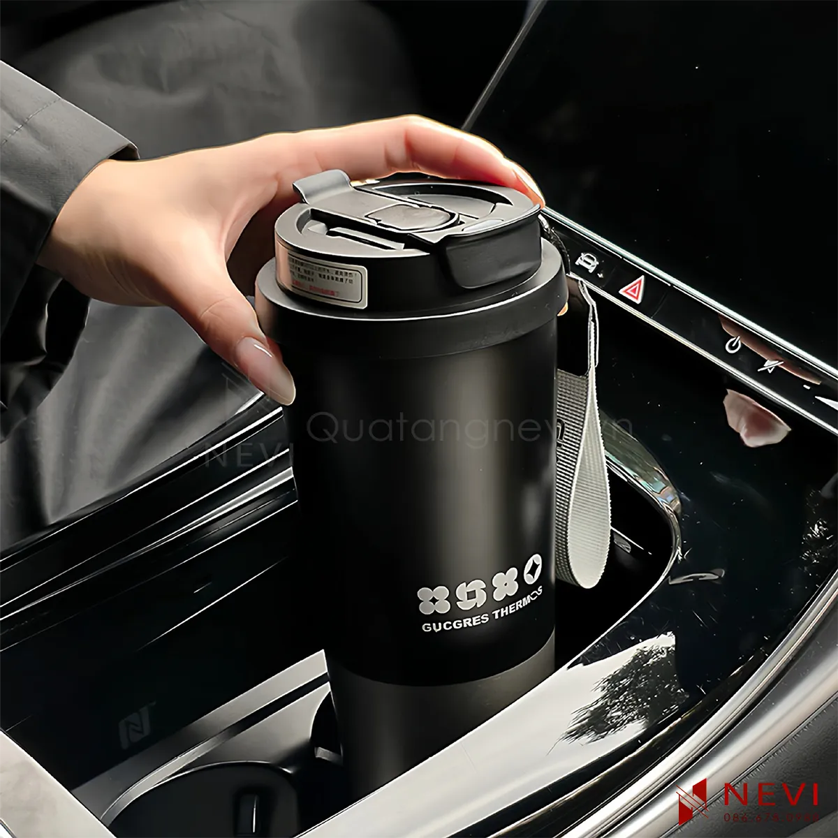 bình giữ nhiệt 500ml màu đen sang trọng trên xe hơi